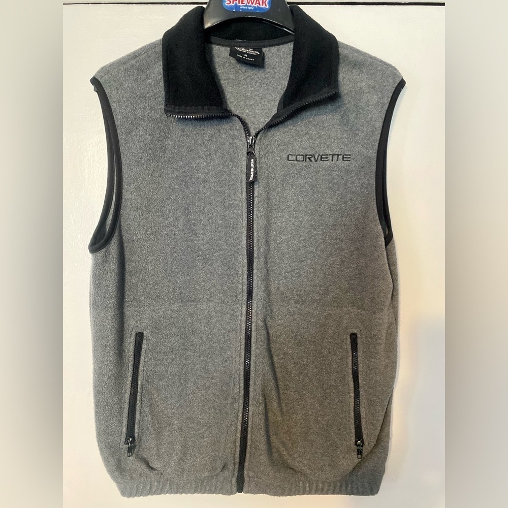 Men’s sleeveless polyester jacket. With Corvette name on left chest. Size Med.